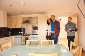 Un Couple Visite Une Maison Dans L'immobilier Locatif Meublé