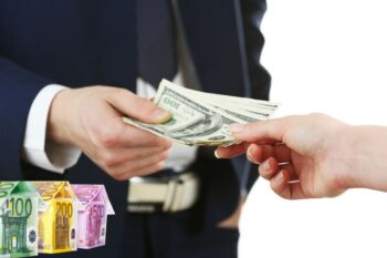 Une Personne Rembourse Son Prêt Immobilier