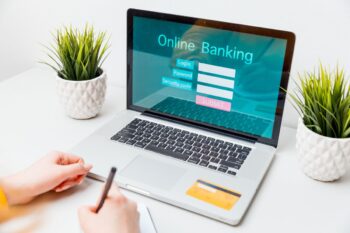 Une Personne Essaie De Se Connecter à Une Banque En Ligne